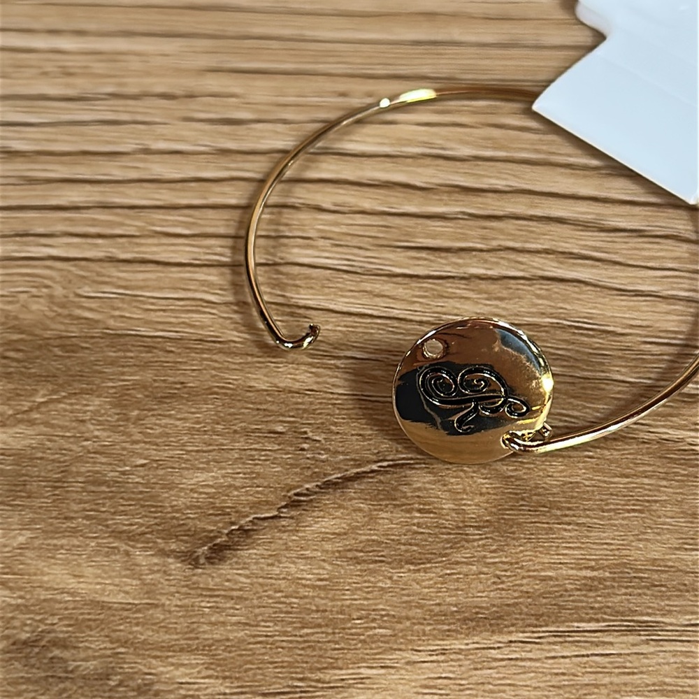 BANSRI Gold Initial ‘R’ Bracelet - Picture 3 of 9